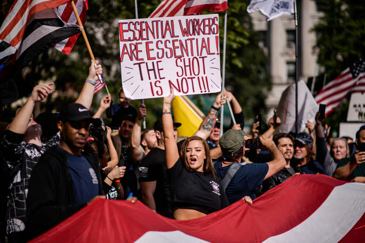 Municipal workers protest against Mayor Bill De Blasio’s COVID-19 vaccine mandate, in New York, on Oct. 25, 2021. (ED JONES/AFP via Getty Images)