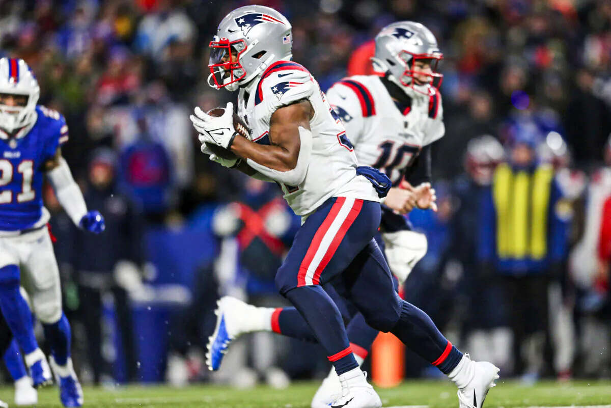 New England Patriots running back Damien Harris (C) takes a hand off from New England Patriots quarterback Mac Jones (10) for a touchdown during the first half of an NFL football game against the Buffalo Bills in Orchard Park, N.Y., on Dec. 6, 2021. (Joshua Bessex/AP Photo)