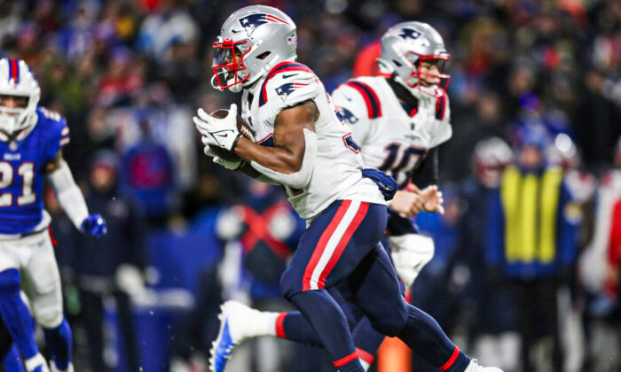 New England Patriots running back Damien Harris (C) takes a hand off from New England Patriots quarterback Mac Jones (10) for a touchdown during the first half of an NFL football game against the Buffalo Bills in Orchard Park, N.Y., on Dec. 6, 2021. (Joshua Bessex/AP Photo)