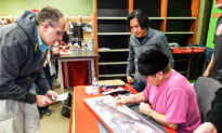 ‘Hit King’ Rose Still Signing Up to Please Large Crowds of Fans
