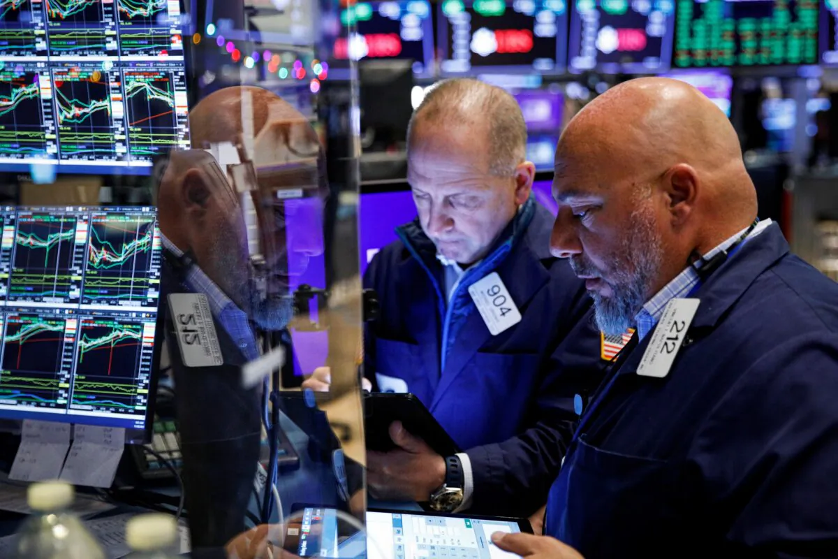 Traders work on the floor of the New York Stock Exchange (NYSE) in New York on Nov. 29, 2021. (Brendan McDermid/Reuters)