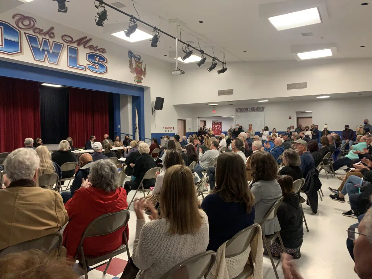 At a community meeting held on the evening of Dec. 7, La Verne Mayor Tim Hepburn and City Councillor Robin Carder, along with over 200 local residents, expressed their opposition to LA County's decision to house juvenile offenders in residential neighborhoods.  (Linda Jiang/The Epoch Times)