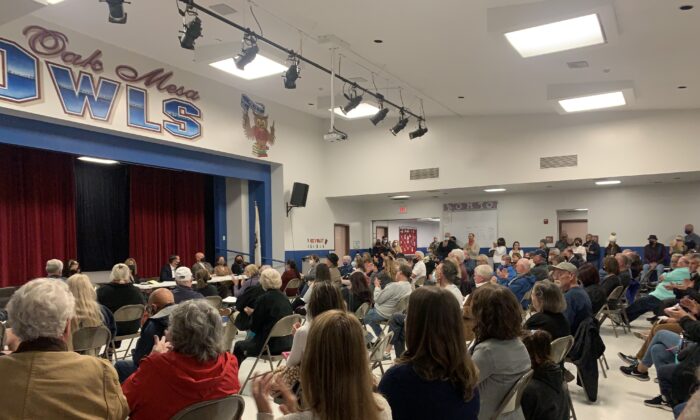 At a community meeting, La Verne Mayor Tim Hepburn and Councilwoman Robin Carder, along with over 200 local residents, expressed their opposition to LA County's decision to house juvenile offenders in residential neighborhoods, in La Verne, Calif., on Dec. 7, 2021.  (Linda Jiang/  Pezou)