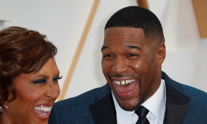 Robin Roberts (L) and Michael Anthony Strahan (R) pose on the red carpet during the Oscars arrivals at the 92nd Academy Awards in Hollywood, Los Angeles, on Feb. 9, 2020. (Eric Gaillard/Reuters)