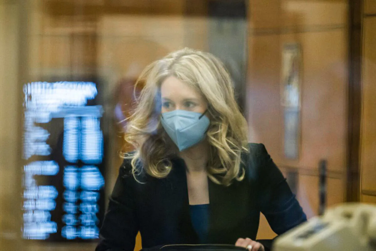 Elizabeth Holmes walks into federal court in San Jose, Calif., on Nov. 22, 2021. (Nic Coury/AP Photo)