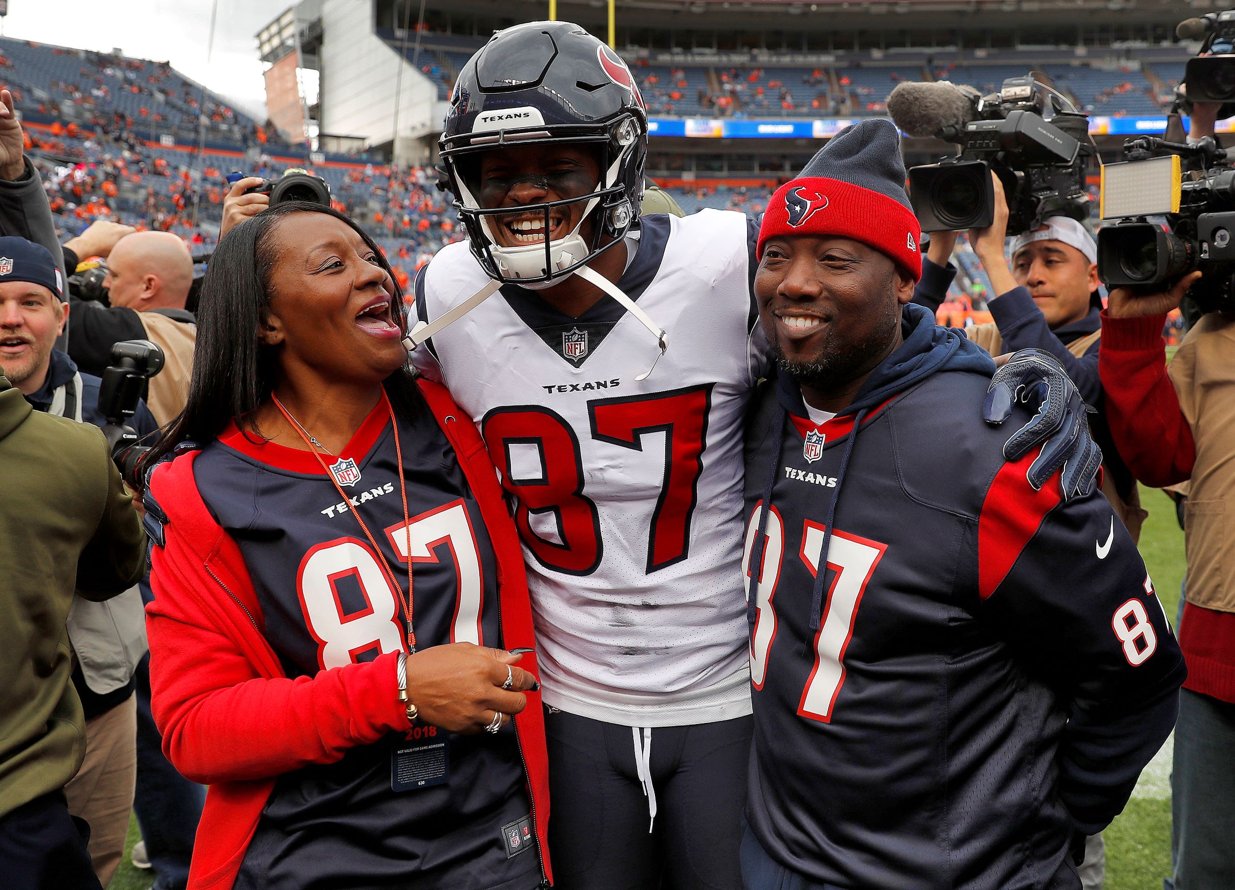 Demaryius Thomas stands with his parents