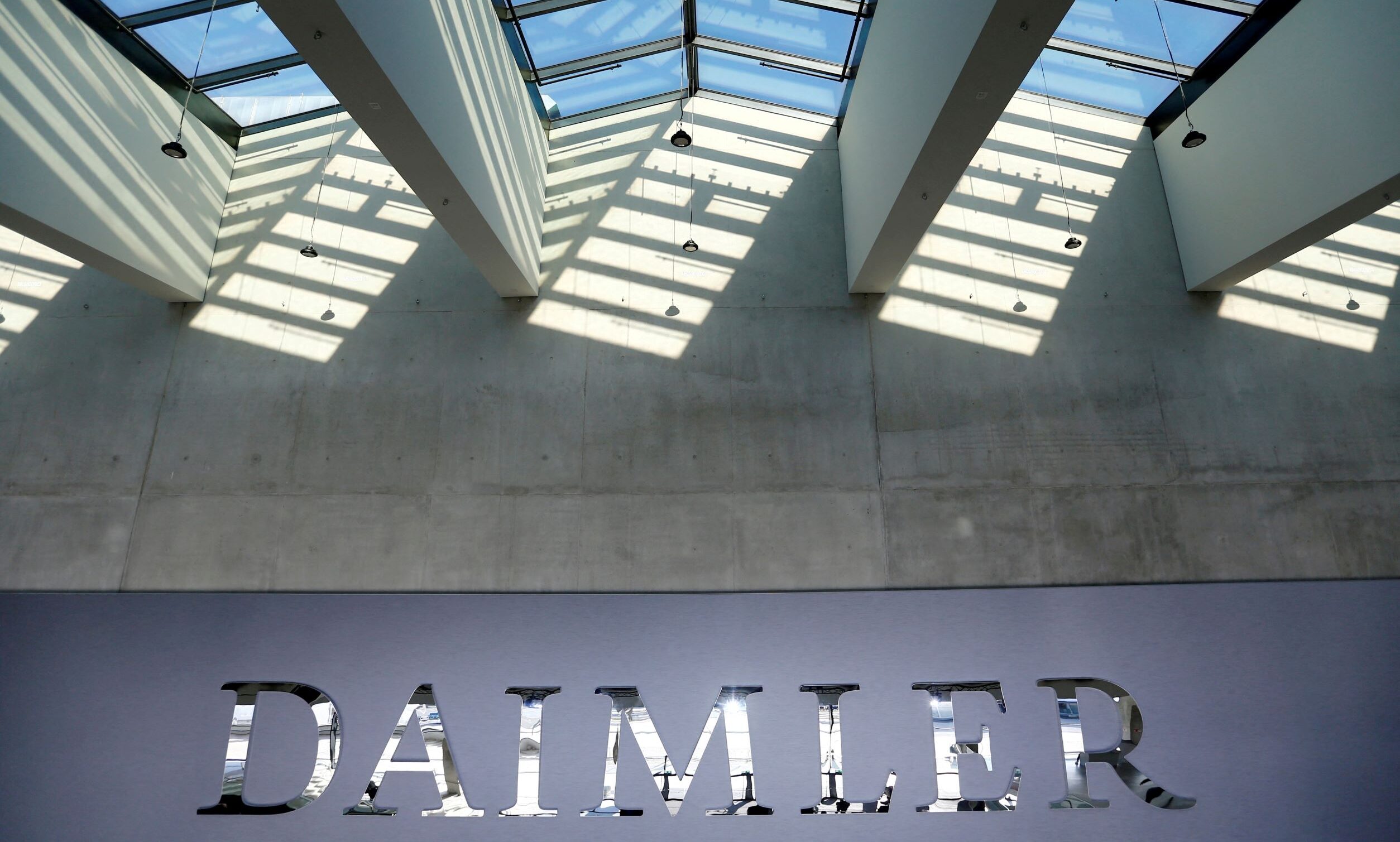 Daimler Expects Chips to Remain Scarce in 2022 - Vimarsana News