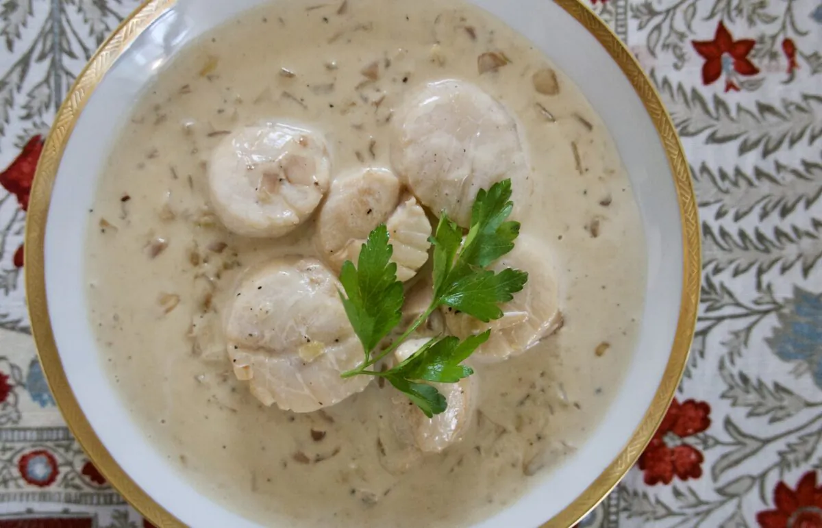 Pair delicate scallops with a creamy Champagne sauce for an elegant, luxurious treat. (Victoria de la Maza)