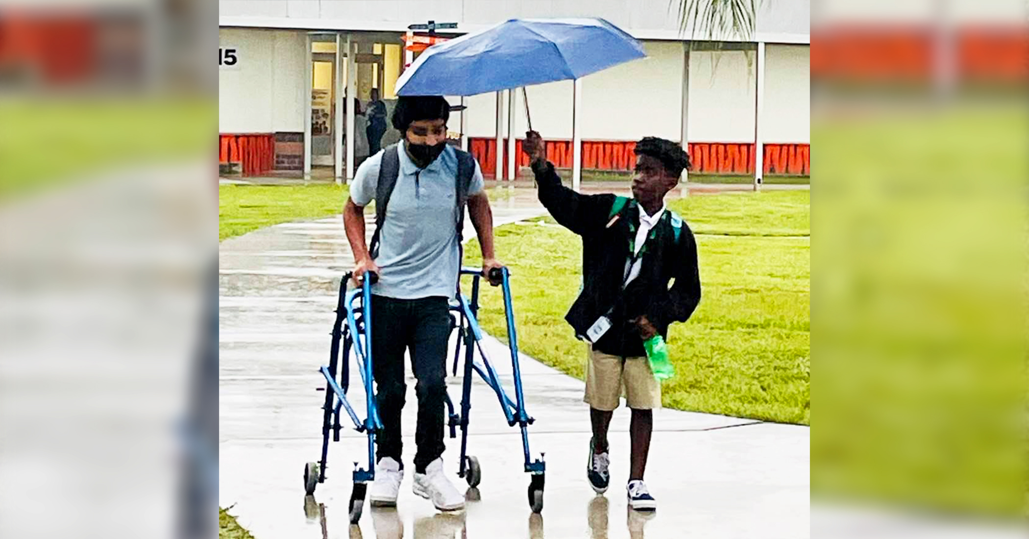 8th Grader Spotted Shielding Classmate With ﻿Cerebral Palsy From Rain With His Umbrella - Vimarsana News