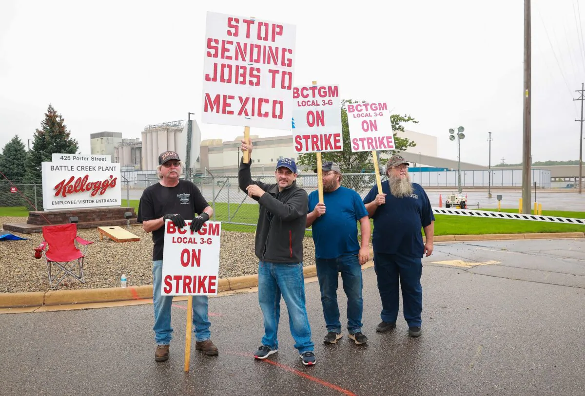 Kellogg plant workers demonstrate in front of the plant in Battle Creek, Mich., on Oct. 7, 2021. (Rey Del Rio/Getty Images)