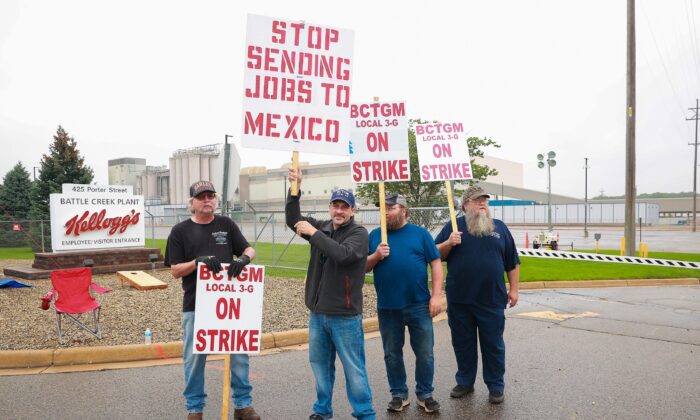 Kellogg plant workers demonstrate in front of the plant in Battle Creek, Mich., on Oct. 7, 2021. (Rey Del Rio/Getty Images)