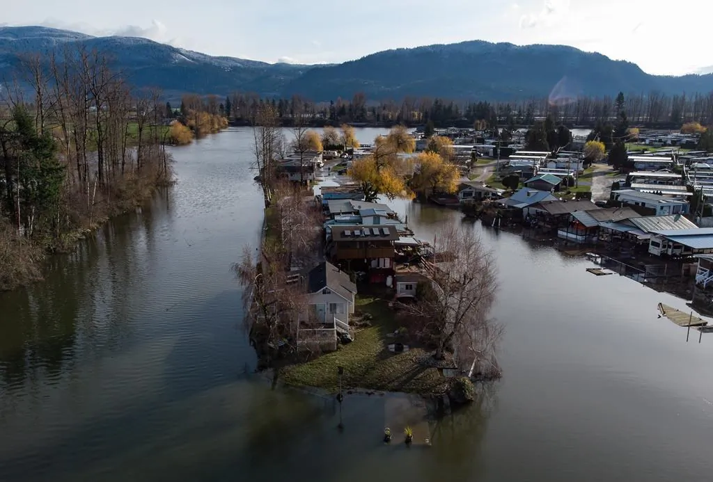 Properties are surrounded by high water after floodwaters began to recede at Everglades Resort on Hatzic Lake near Mission, B.C., December 5, 2021. (The Canadian Press/Darryl Dyck) 