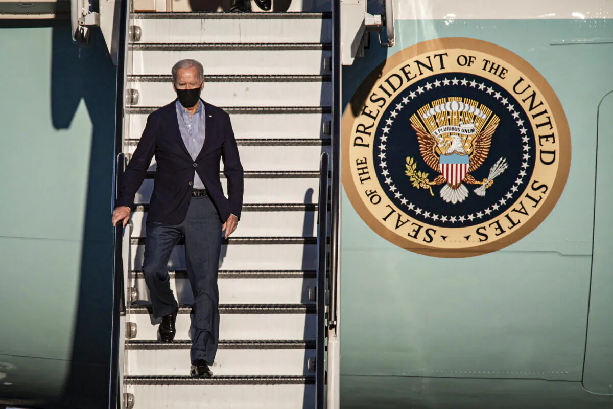President Joe Biden lands at Long Beach Airport with California Gov. Gavin Newsom in Long Beach, Calif., on Sept. 13, 2021. (John Fredricks/The Epoch Times)