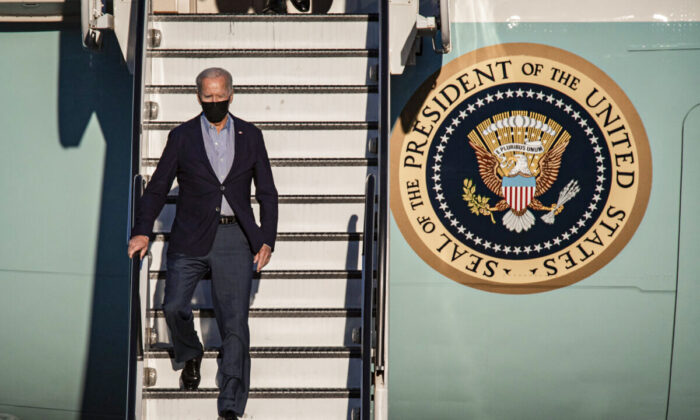 President Joe Biden lands at Long Beach Airport with California Gov. Gavin Newsom in Long Beach, Calif., on Sept. 13, 2021. (John Fredricks/The Epoch Times)