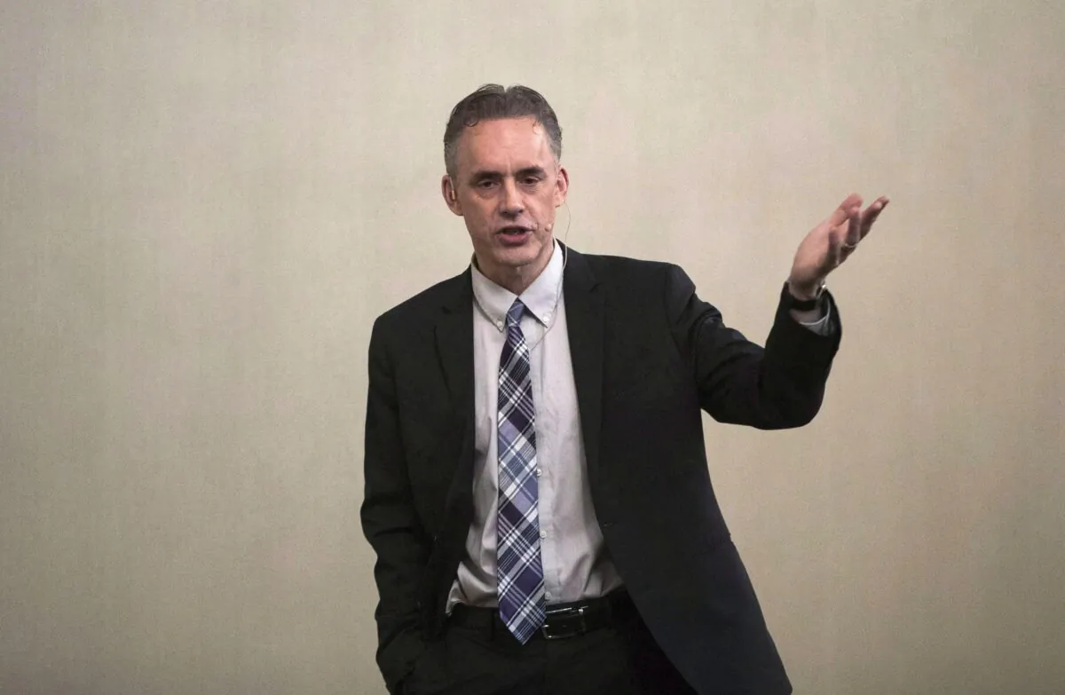 University of Toronto psychology professor Jordan Peterson speaks to a crowd during a stop in Sherwood Park, Alberta, on Feb. 11, 2018. (Jason Franson/The Canadian Press)