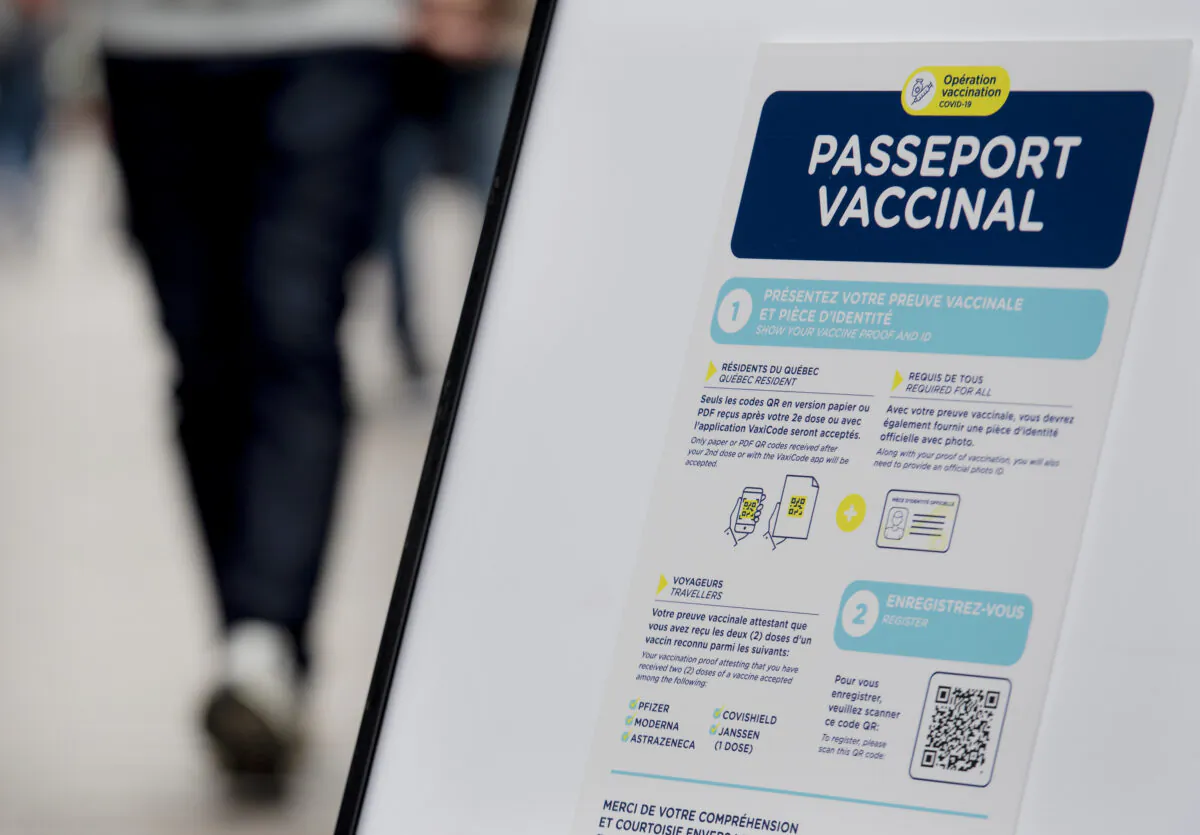 A sign at a restaurant advises customers of Quebec’s COVID-19 vaccine passport, in Montreal on Sept. 6, 2021. (The Canadian Press/Graham Hughes)