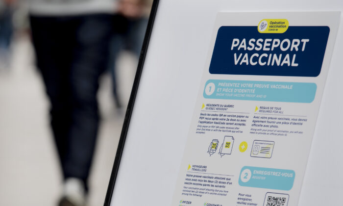 A sign at a restaurant advises customers of Quebec’s COVID-19 vaccine passport, in Montreal on Sept. 6, 2021. (The Canadian Press/Graham Hughes)