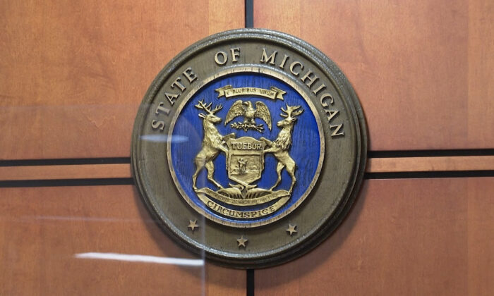 The Michigan seal affixed to the wall above Carniak's seat at the Oakland County District Court in Rochester Hills, Mich., on Dec. 13, 2021, in a still from video. (AP/Screenshot via The Epoch Times) 
