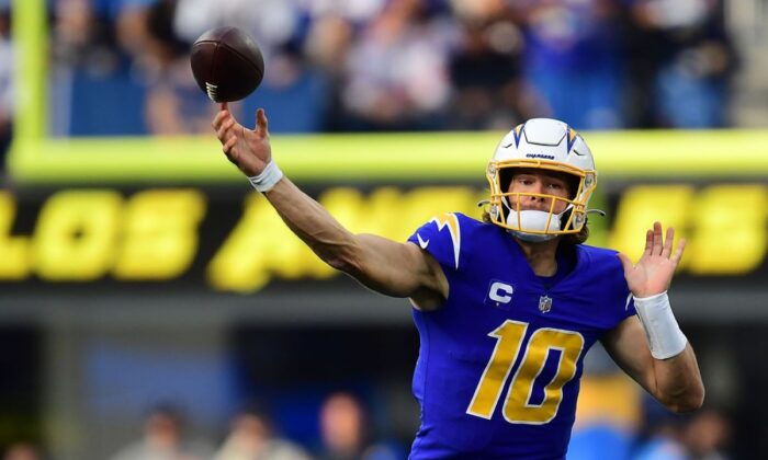 Los Angeles Chargers quarterback Justin Herbert (10) throws against the New York Giants during the first half at SoFi 
Stadium in Inglewood, Calif., on Dec. 12, 2021. (Gary A. Vasquez/USA TODAY Sports via Field Level Media)
