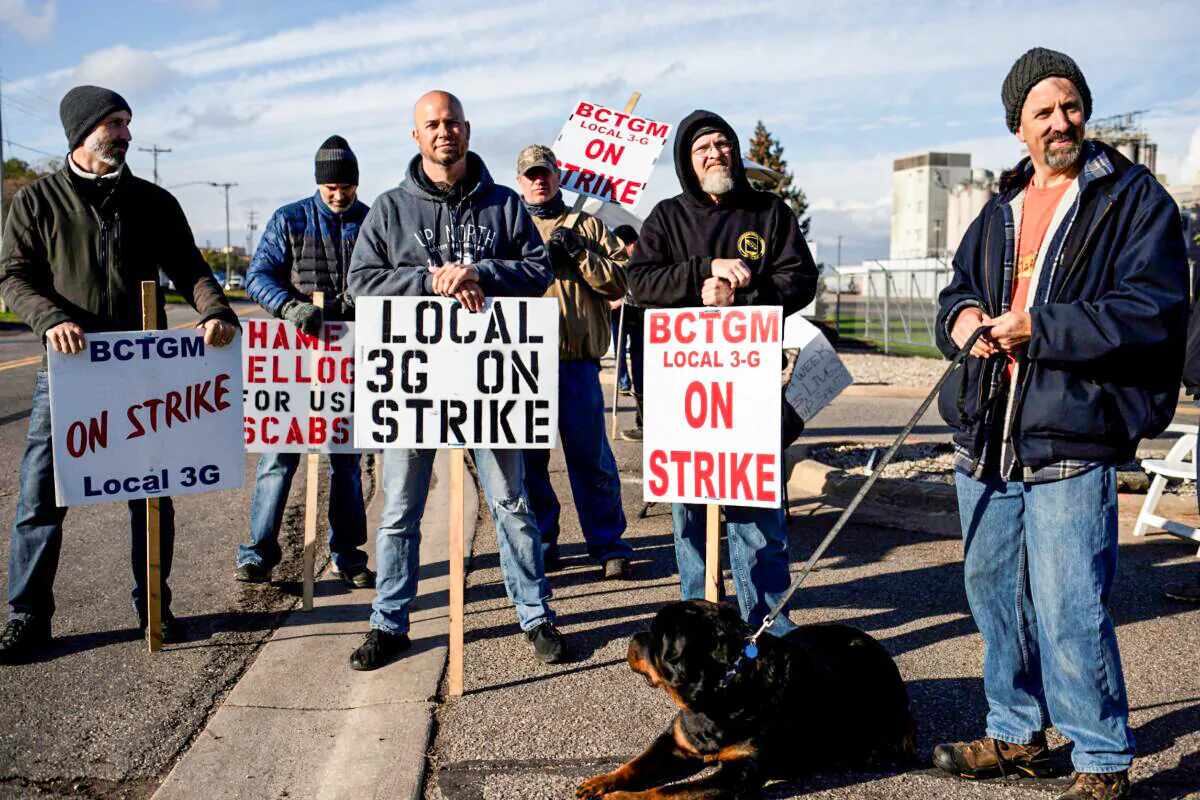 A group of union workers from Kellogg's picket outside the cereal-maker's headquarters as they remain on strike in Battle Creek, Mich., on Oct. 21, 2021. (Emily Elconin/Reuters)