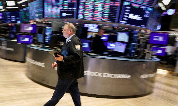 Traders work on the floor of the New York Stock Exchange (NYSE) in New York City, on Dec. 3, 2021. (Brendan McDermid/Reuters)