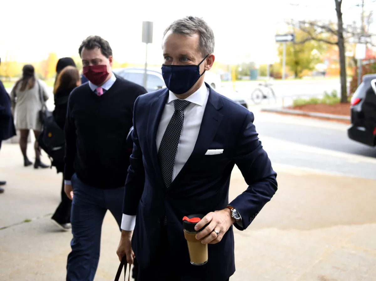 Minister of Labour Seamus O'Regan arrives for a cabinet meeting in Ottawa, Oct. 27, 2021. (The Canadian Press/Justin Tang)