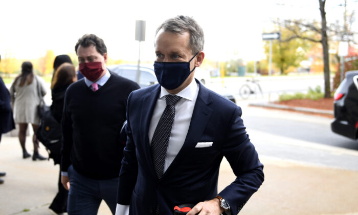 Minister of Labour Seamus O'Regan arrives for a cabinet meeting in Ottawa, Oct. 27, 2021. (The Canadian Press/Justin Tang)