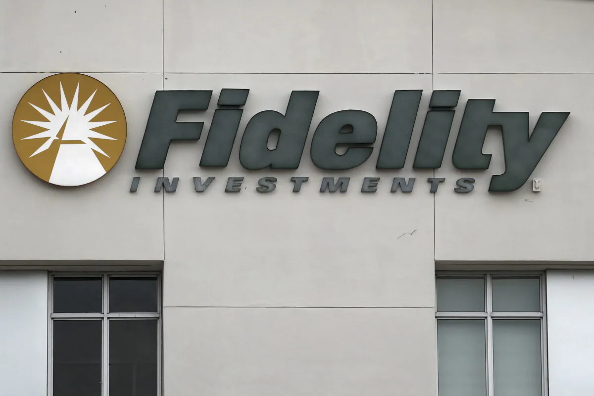 A Fidelity Investments store logo is pictured on a building in Boca Raton, Fla., on March 19, 2016. (Carlo Allegri/Reuters)