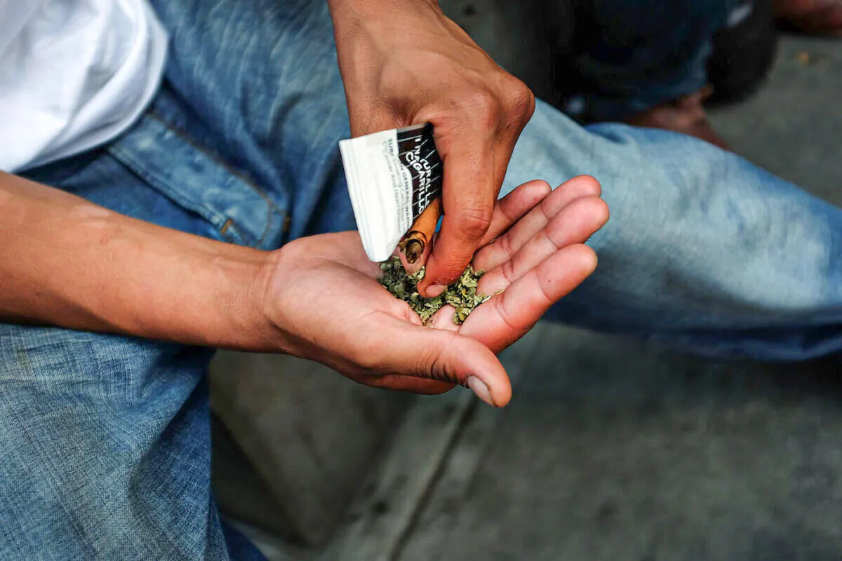A man prepares to smoke "Spice", a synthetic marijuana drug, along a New York City street on Aug. 5, 2015. (Spencer Platt/Getty Images)