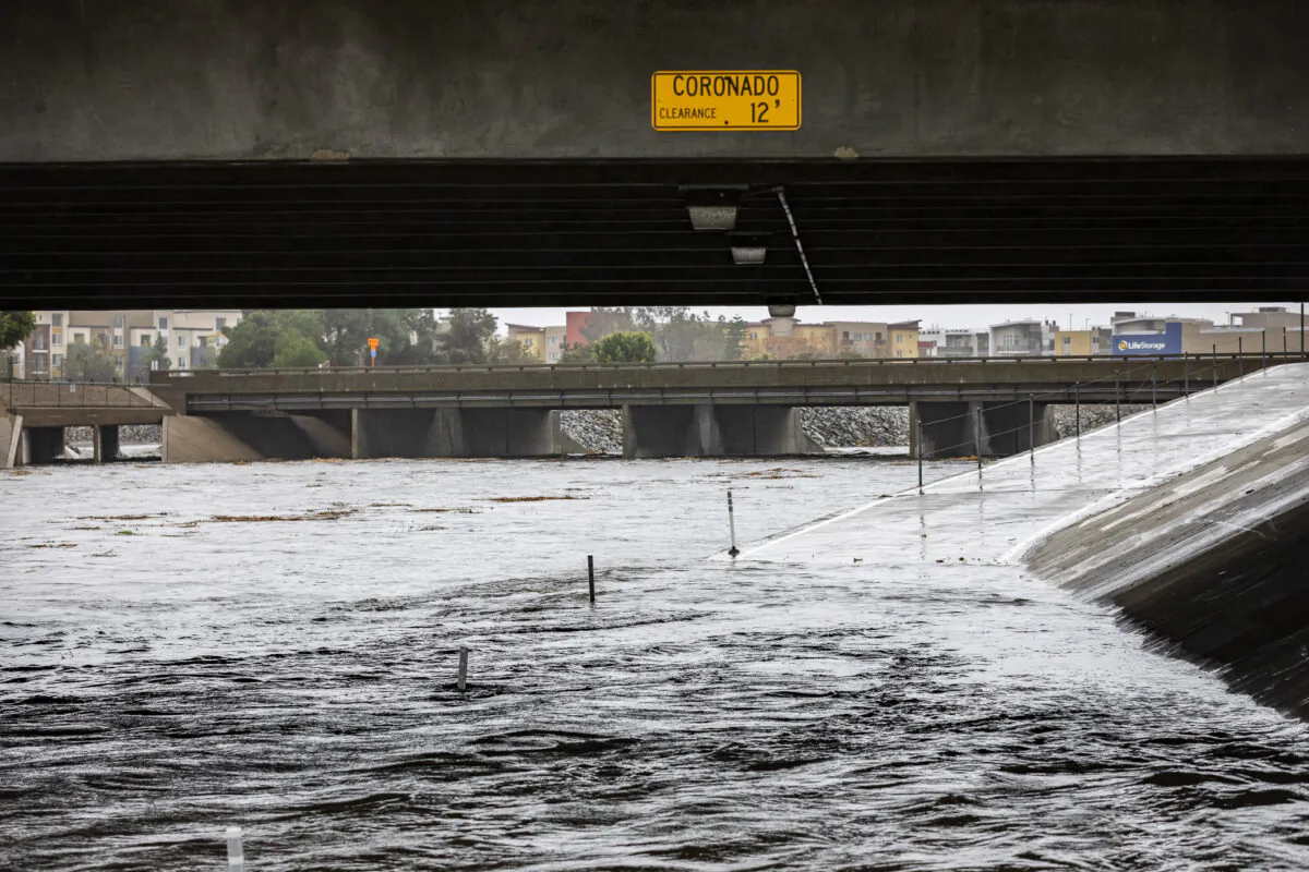 A heavy rainstorm raises the water levels of the San Diego Creek in Irvine, Calif., on Dec. 14, 2021. (John Fredricks/The Epoch Times)