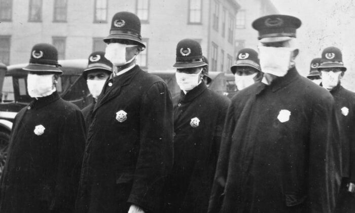 Seattle policemen wear white cloth face masks during the Spanish flu pandemic, Dec. 1918. (Public Domain)
