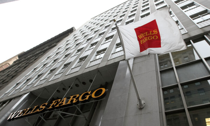 A flag waves outside of a Wells Fargo bank branch in San Francisco, Calif., on Oct. 3, 2008. (Justin Sullivan/Getty Images)