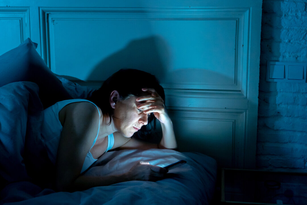 Avoiding devices before bed is a simple intervention to prevent diabetes. (SB Arts Media/Shutterstock)