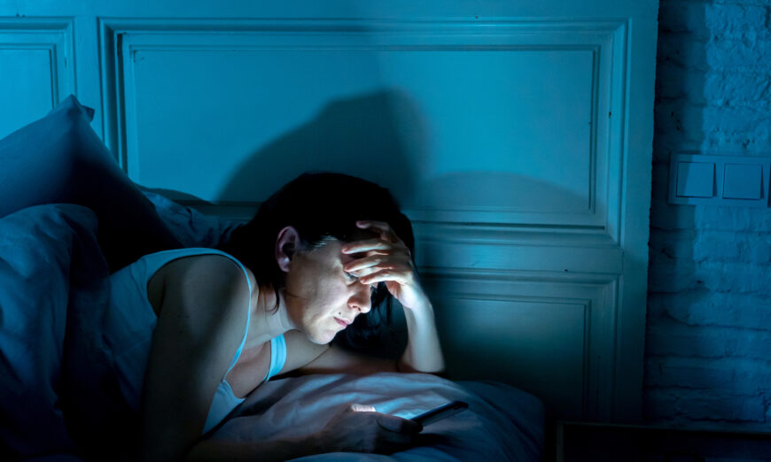 Avoiding devices before bed is a simple intervention to prevent diabetes. (SB Arts Media/Shutterstock)