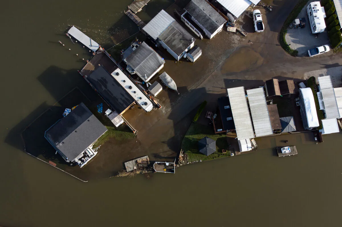 Properties are surrounded by high water after floodwaters began to recede at Everglades Resort on Hatzic Lake near Mission, B.C., December 5, 2021. (The Canadian Press/Darryl Dyck)