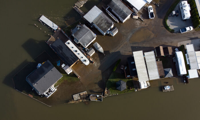 Properties are surrounded by high water after floodwaters began to recede at Everglades Resort on Hatzic Lake near Mission, B.C., December 5, 2021. (The Canadian Press/Darryl Dyck)