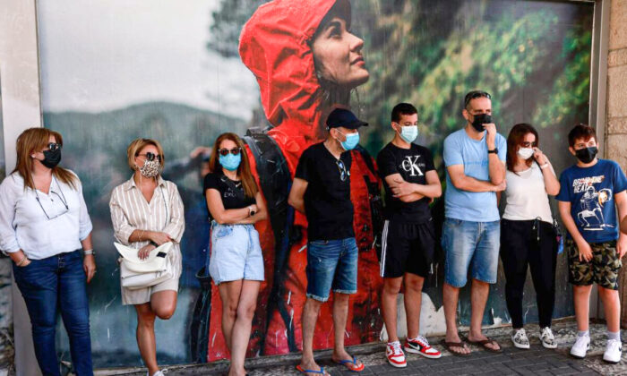 Israelis wear face masks as a means of protection against the coronavirus, in central Jerusalem on Aug. 19, 2021. (Menahem Kahana/AFP via Getty Images)
