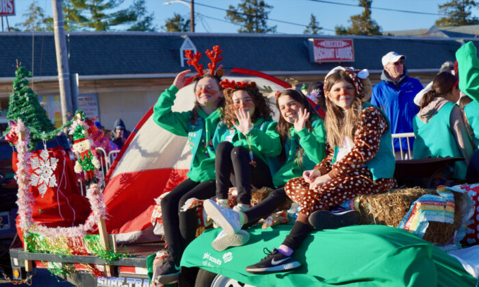 Elsmere, Delaware celebrates its 26th Christmas parade on Dec. 12, 2021. (Serena Shi/The Epoch Times)