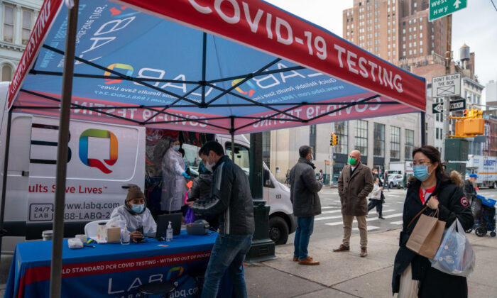  Centers for Disease Control and Prevention says that New York is one of two states with the highest spread of the Omicron COVID-19 variant, the other being New Jersey, in New York City, on Dec. 15, 2021. (David Dee Delgado/Getty Images)