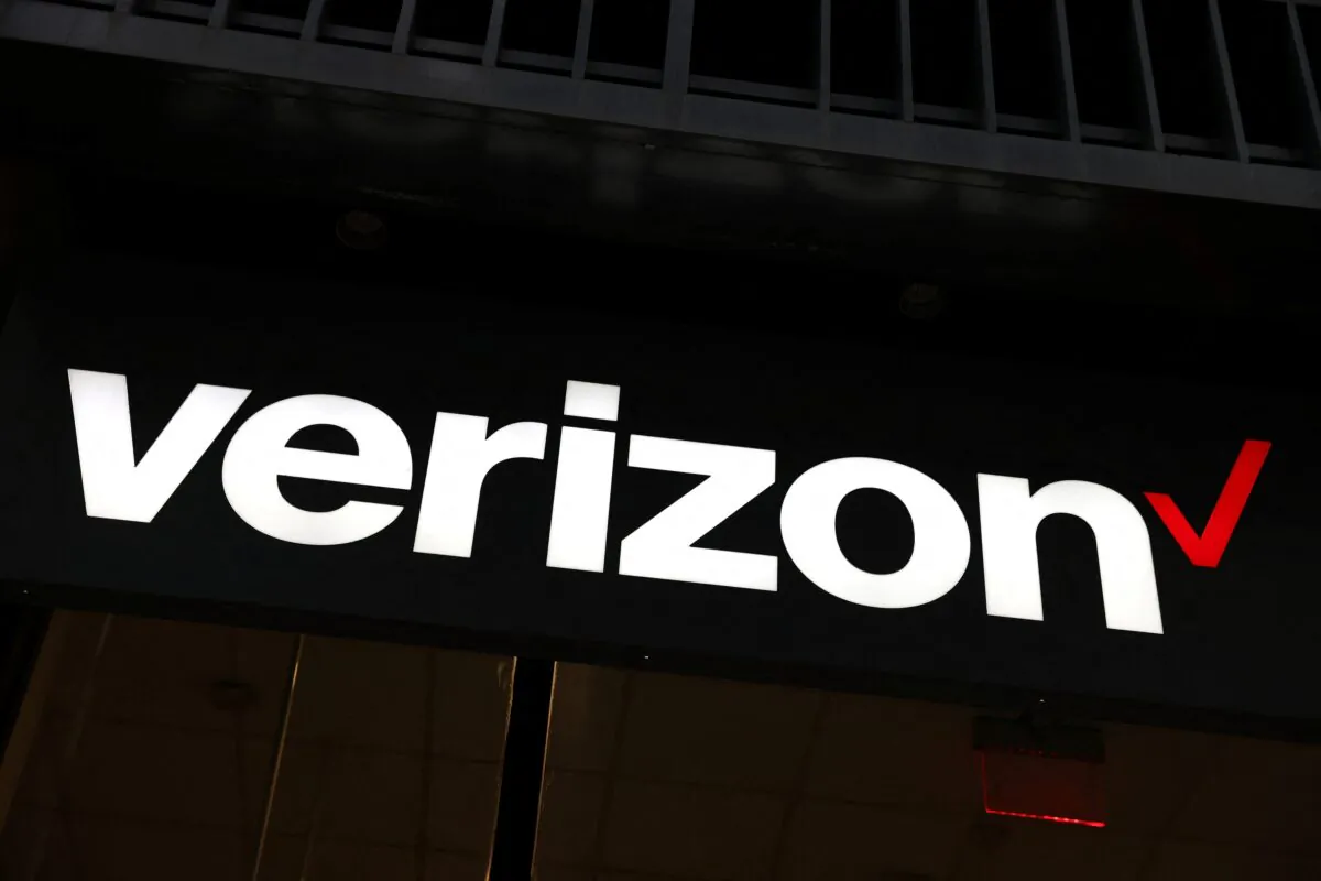 Signage is seen at a Verizon store in Manhattan, New York City, on Nov. 22, 2021. (Andrew Kelly/Reuters)