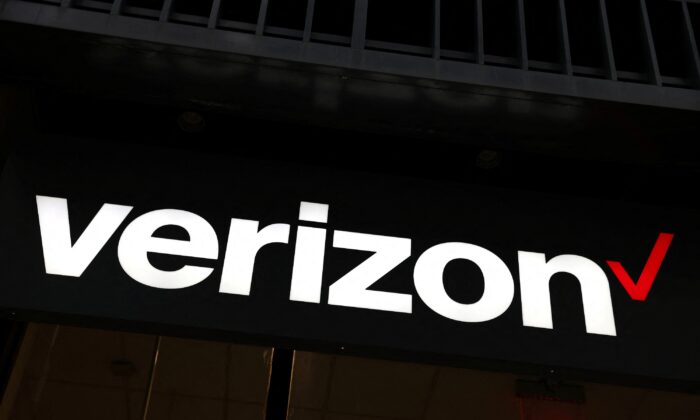 Signage is seen at a Verizon store in Manhattan, New York City, on Nov. 22, 2021. (Andrew Kelly/Reuters)