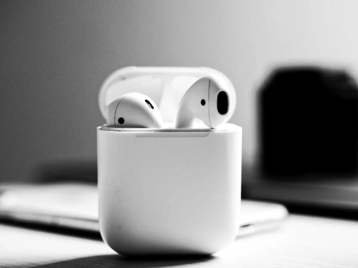 Apple AirPods. (via Benzinga)