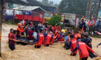 Rescuers Battle Strong Typhoon Lashing Southern Philippines
