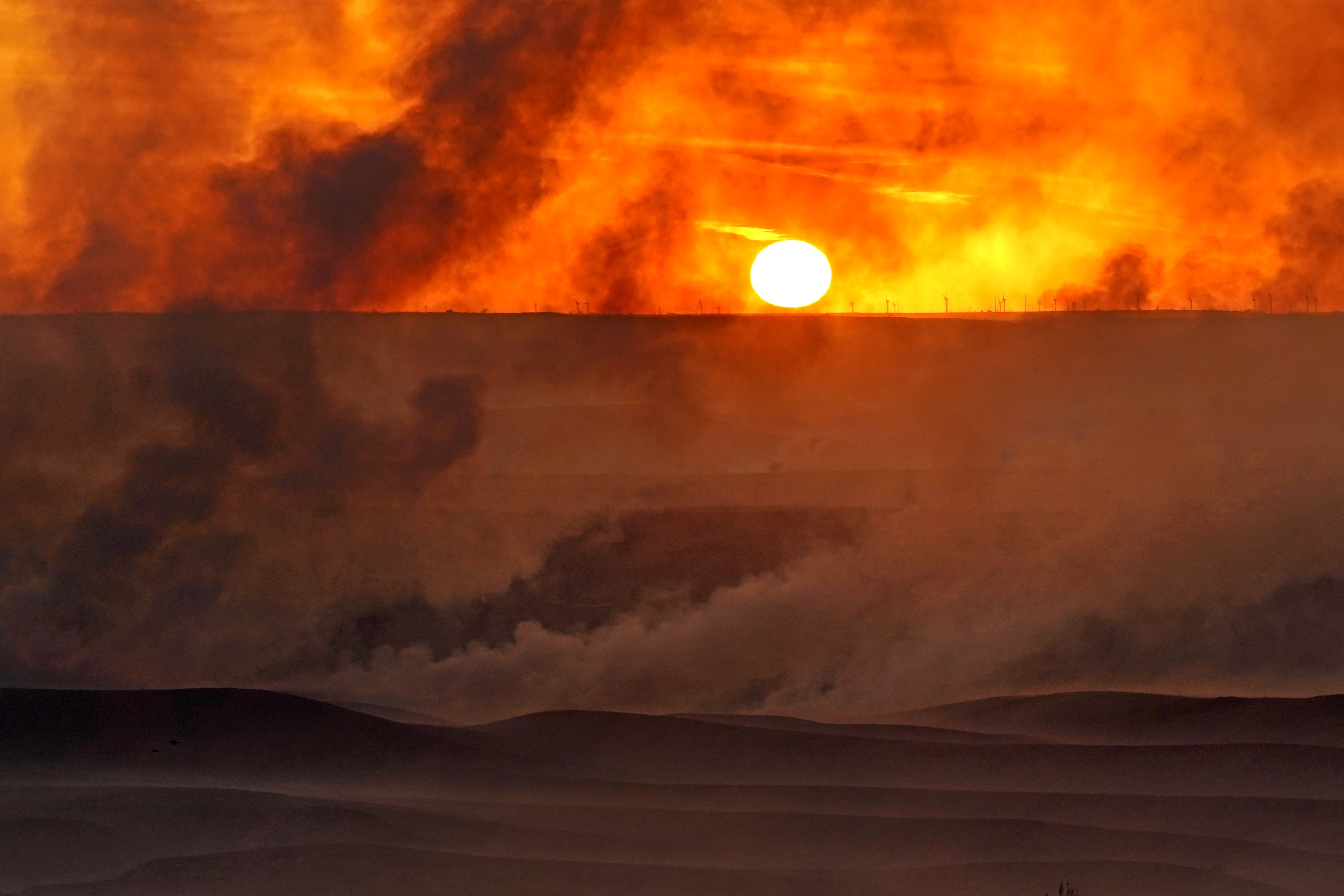 2 Dead in Kansas Wildfires Fueled by Windy, Dry Weather - Vimarsana News