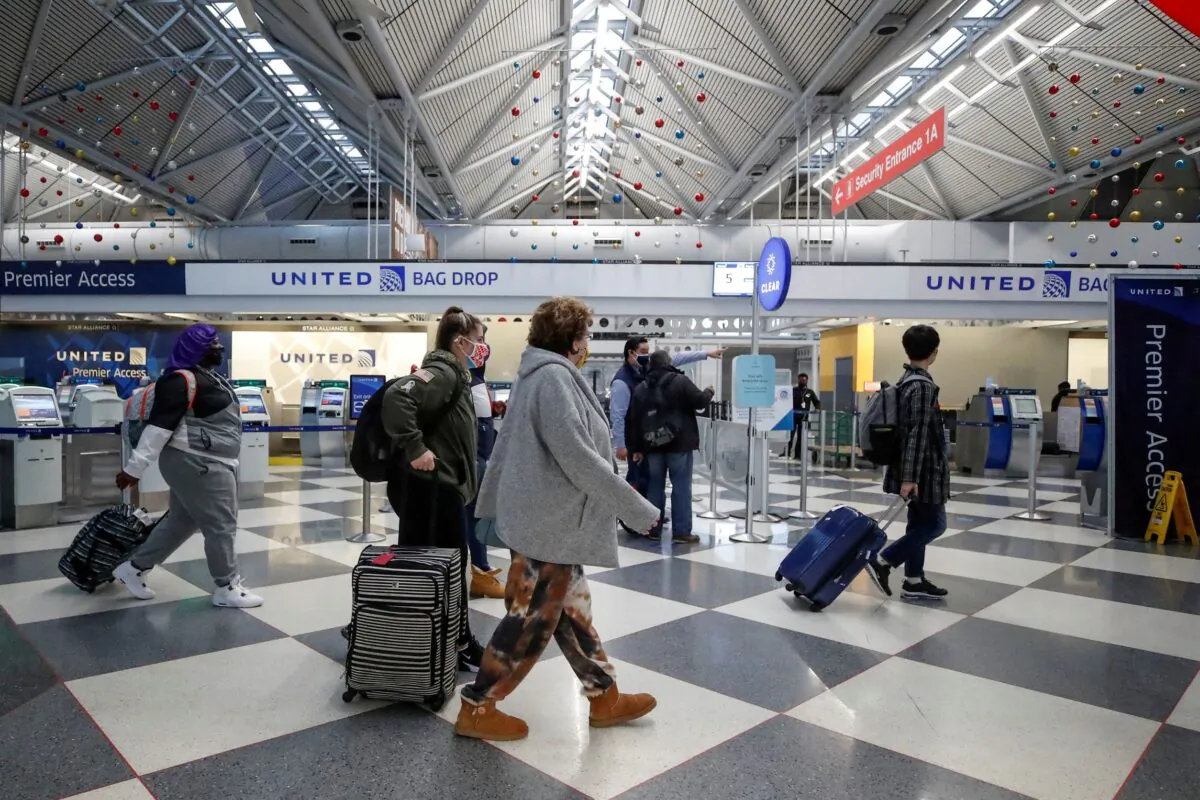 Travelers pass through O'Hare International Airport in Chicago, Ill., on Nov. 25, 2020. (Kamil Krzaczynski/Reuters)
