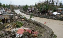 Typhoon Leaves 12 Dead, Traps People on Roofs in Philippines