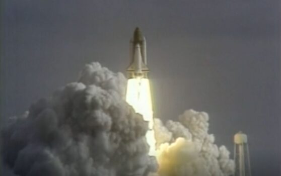 A launch photo of Space Shuttle Discovery with Hubble on board