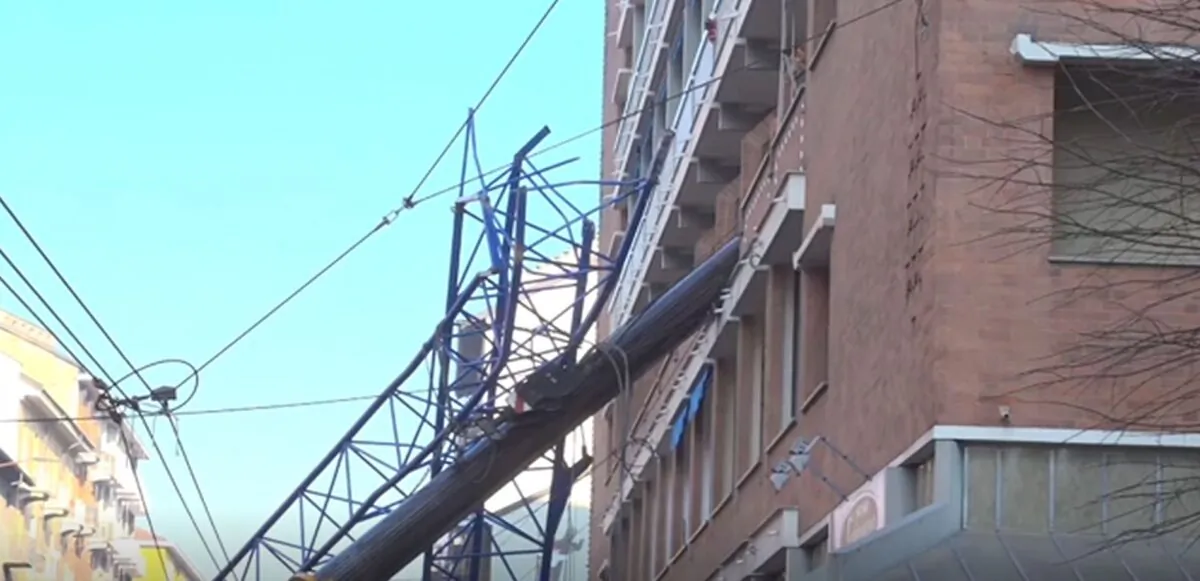 A screenshot of the crane collapse incident in the northern Italian city of Turin, on Dec. 18, 2021. (Sky Italia via The Associated Press/Screenshot via The Epoch Times)