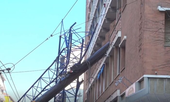 A screenshot of the crane collapse incident in the northern Italian city of Turin, on Dec. 18, 2021. (Sky Italia via The Associated Press/Screenshot via The Epoch Times)