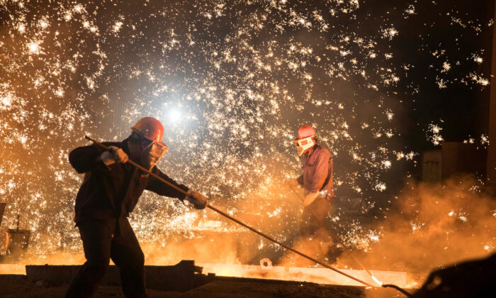 Laborers work at a steel plant of Shandong Iron & Steel Group in Jinan, Shandong province, China, on July 7, 2017. (Stringer/Reuters)
